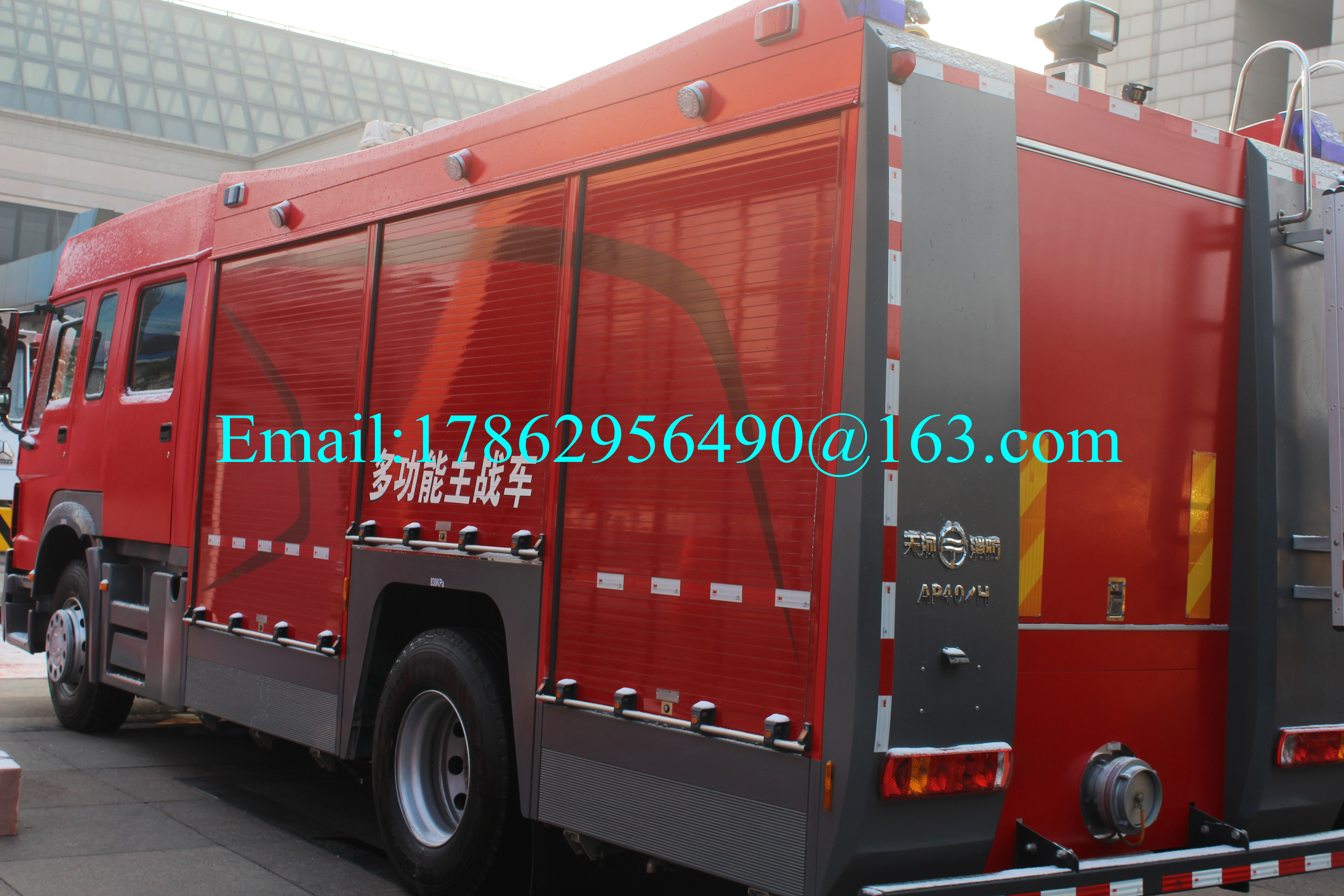 SINOTRUCK HOWO لأغراض خاصة شاحنة حريق معدات الإنقاذ 4X2 6-10 Cbm 375HP المحرك