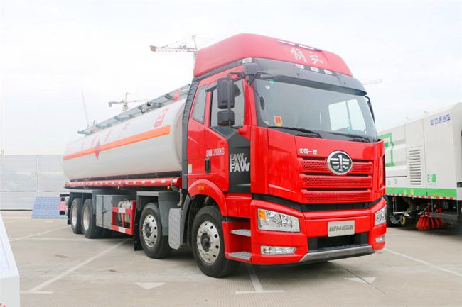 سعة كبيرة 8 × 4 FAW ديزل وقود خزان شاحنة اليورو III اللون الأحمر