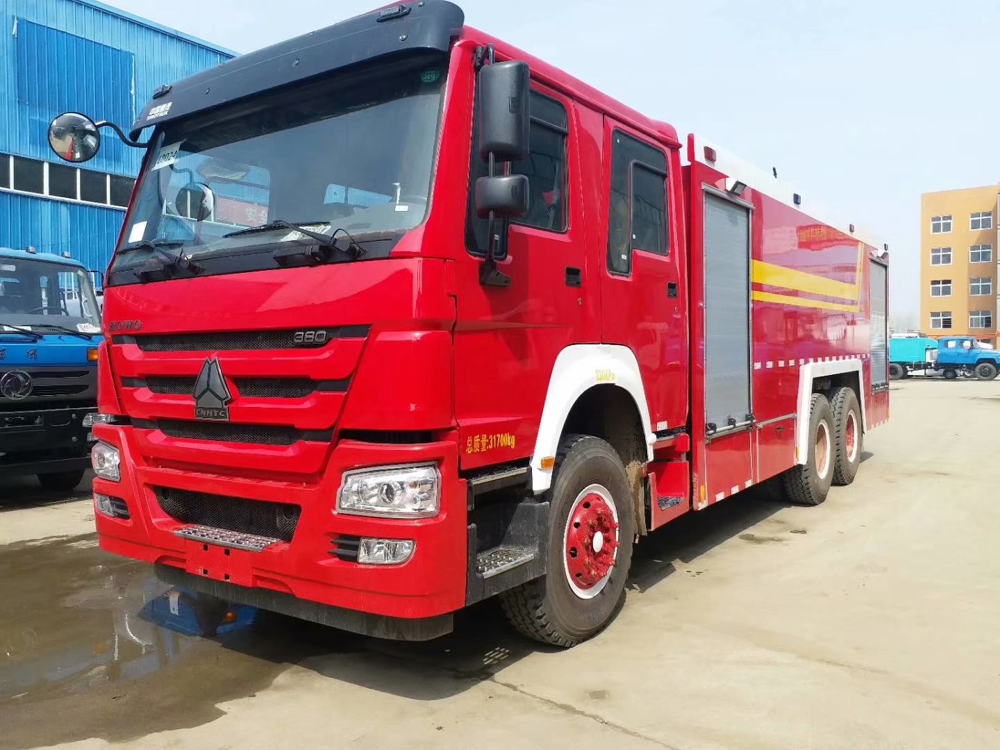 الأحمر شاحنة لأغراض خاصة ، HOWO الثقيلة في حالات الطوارئ 6X4 مكافحة الحرائق شاحنة