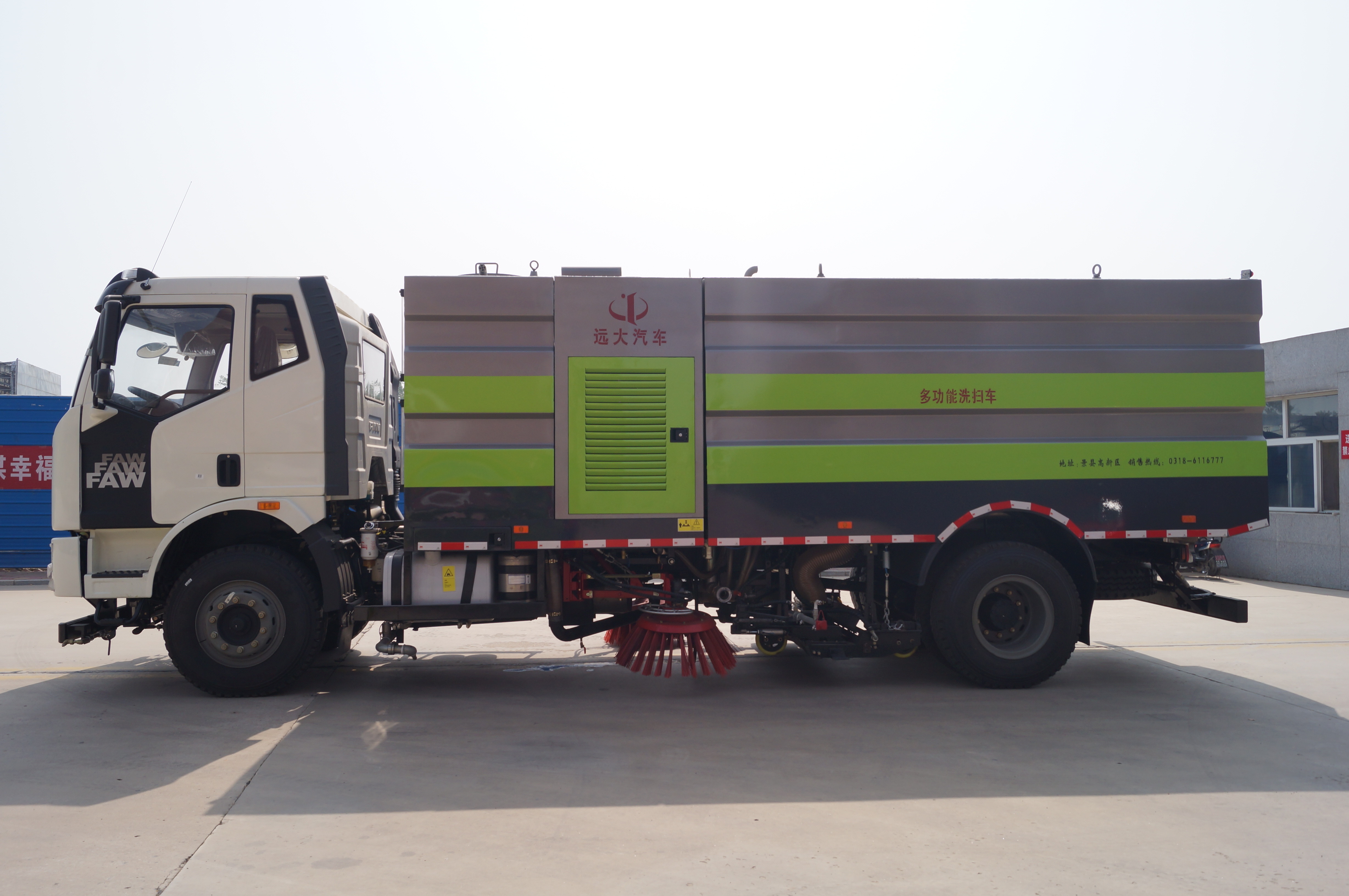 شاحنة الأغراض الخاصة ذات الكفاءة العالية ، مكنسة تنظيف الطرق القوية متعددة الوظائف 4 × 2