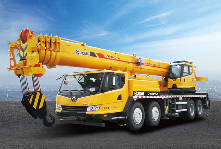 XCMG QY50KA 50 طن الهيدروليكية Rc شاحنة متنقلة مع رافعة 58.1m سرعة السفر 85km / ساعة