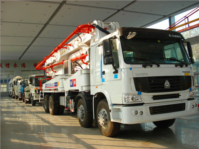 ساينو تراك Howo 8x4 مضخة الخرسانة شاحنة يورو 2 مع قاعدة العجلات 5000 ملم