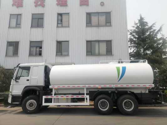 HOWO 10 عجلات شاحنة ناقلة المياه مع 16000L-24000L سعة 6 × 4 نوع القيادة و Sinotruk HOWO هيكل