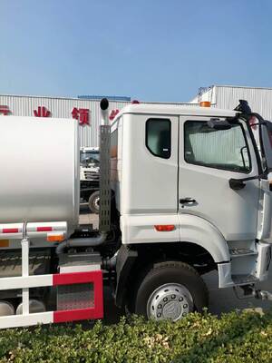 HOWO 10 عجلات شاحنة ناقلة المياه مع 16000L-24000L سعة 6 × 4 نوع القيادة و Sinotruk HOWO هيكل
