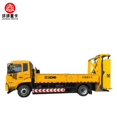 HOWO 4 × 2 Crash Cushion Truck بقوة 350 حصانًا ونظام حماية ممتص للطاقة لسلامة صيانة الطرق السريعة