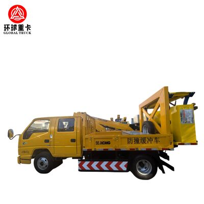 HOWO 4 × 2 Crash Cushion Truck بقوة 350 حصانًا ونظام حماية ممتص للطاقة لسلامة صيانة الطرق السريعة
