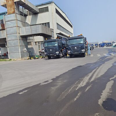 HOWO 15CBM شاحنة شفط مياه الصرف الصحي الفراغية مع محرك 266HP و 6 × 4 محرك لتنظيف خزان السبتيك