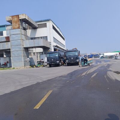 HOWO 15CBM شاحنة شفط مياه الصرف الصحي الفراغية مع 6 * 4 عجلة محرك وقود الديزل لتنظيف خزان السبتيك ونقل الوحل