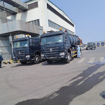 HOWO 15CBM شاحنة شفط مياه الصرف الصحي الفراغية مع نوع القيادة 6 × 4 وتفريغ الهيدروليكي لتنظيف خزان السبتيك