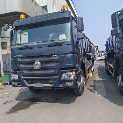 HOWO 15CBM شاحنة شفط مياه الصرف الصحي الفراغية بنوع القيادة 6 × 4 وقوة المحرك 266 حصان لتنظيف النفايات البلدية والصناعية