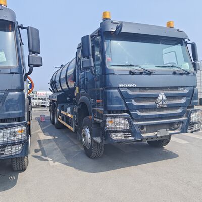 HOWO 15CBM شاحنة شفط مياه الصرف الصحي الفراغية مع 6 × 4 محرك محرك 336HP لتنظيف خزان السبتيك والنفايات الصناعية