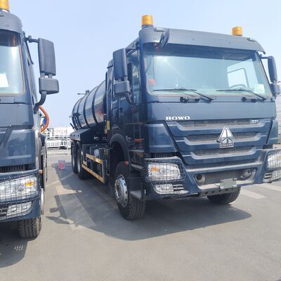 HOWO 15CBM شاحنة شفط مياه الصرف الصحي الفراغية بنوع القيادة 6 × 4 ومحرك 266 حصان لتنظيف النفايات البلدية والصناعية