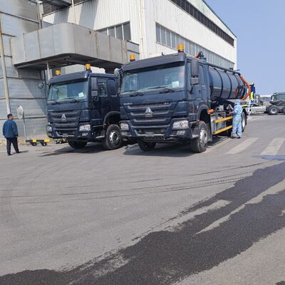 HOWO 15CBM شاحنة شفط مياه الصرف الصحي الفراغية مع 371 حصان و 6 × 4 عجلة محرك لتنظيف النفايات الصناعية
