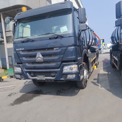 HOWO 15CBM شاحنة شفط مياه الصرف الصحي الفراغية مع 371 حصان و 6 × 4 عجلة محرك لتنظيف النفايات الصناعية