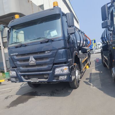 HOWO 15CBM شاحنة شفط مياه الصرف الصحي الفراغية بنوع القيادة 6 × 4 ومحرك 266 حصان لتنظيف النفايات البلدية والصناعية