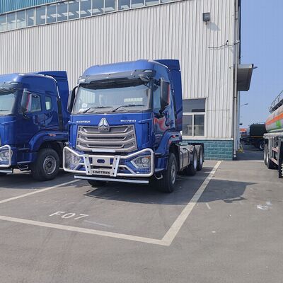 شاحنة جرار HOWO NX 6 × 4 مع محرك 380 حصان وإطار ثقيل للخدمة لنقل البضائع الثقيلة