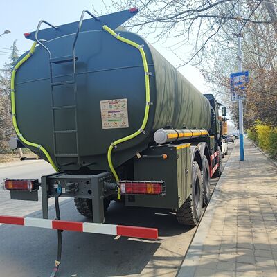 HOWO 6x6 شاحنة خزان الوقود خارج الطريق مع حمولة 20 طن ومحرك الديزل للتعدين