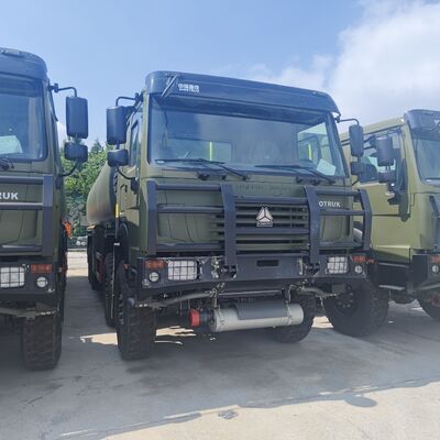 شاحنة خزان الوقود 8 × 8 HOWO بسعة 30000L ومحرك 371HP لنقل الوقود الثقيل