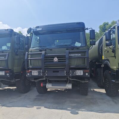 HOWO 8 × 8 شاحنة خزان وقود 45000L مع محرك 371HP و 8 × 8 محرك جميع العجلات للنقل الثقيل للوقود
