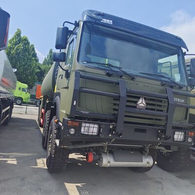 HOWO 8 × 8 شاحنة خزان وقود 45000L مع محرك 371HP و 8 × 8 محرك جميع العجلات للنقل الثقيل للوقود