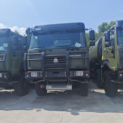 شاحنة خزان الوقود 8 × 8 HOWO بسعة 30000L ومحرك 371HP لنقل الوقود الثقيل