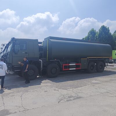 HOWO 8 × 8 شاحنة خزان وقود 45000L مع محرك 371HP و 8 × 8 محرك جميع العجلات للنقل الثقيل للوقود