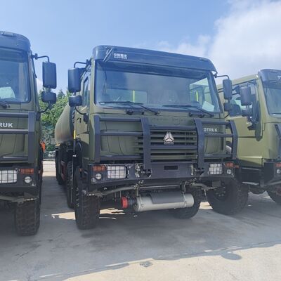 HOWO 8 × 8 شاحنة خزان وقود 45000L مع محرك 371HP و 8 × 8 محرك جميع العجلات للنقل الثقيل للوقود