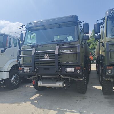 شاحنة خزان الوقود 8 × 8 HOWO بسعة 30000L ومحرك 371HP لنقل الوقود الثقيل