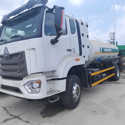 HOWO NX 6 × 4 شاحنة خزان الوقود CNG مع محرك 400HP وحمولة 20 طن لنقل الديزل والبنزين