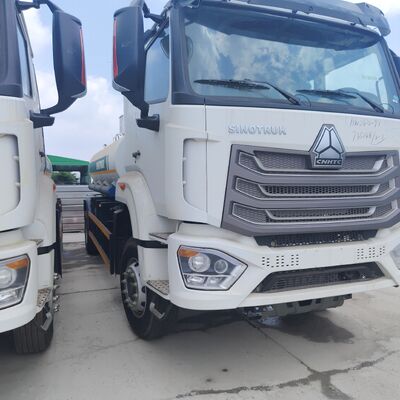 HOWO NX 6 × 4 شاحنة خزان الوقود CNG مع محرك 400HP وحمولة 20 طن لنقل الديزل والبنزين