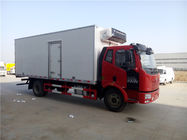 أبيض / أحمر اللون 6.8m شاحنة مبردة FAW 4X2 مع 5800 مم قاعدة العجلات