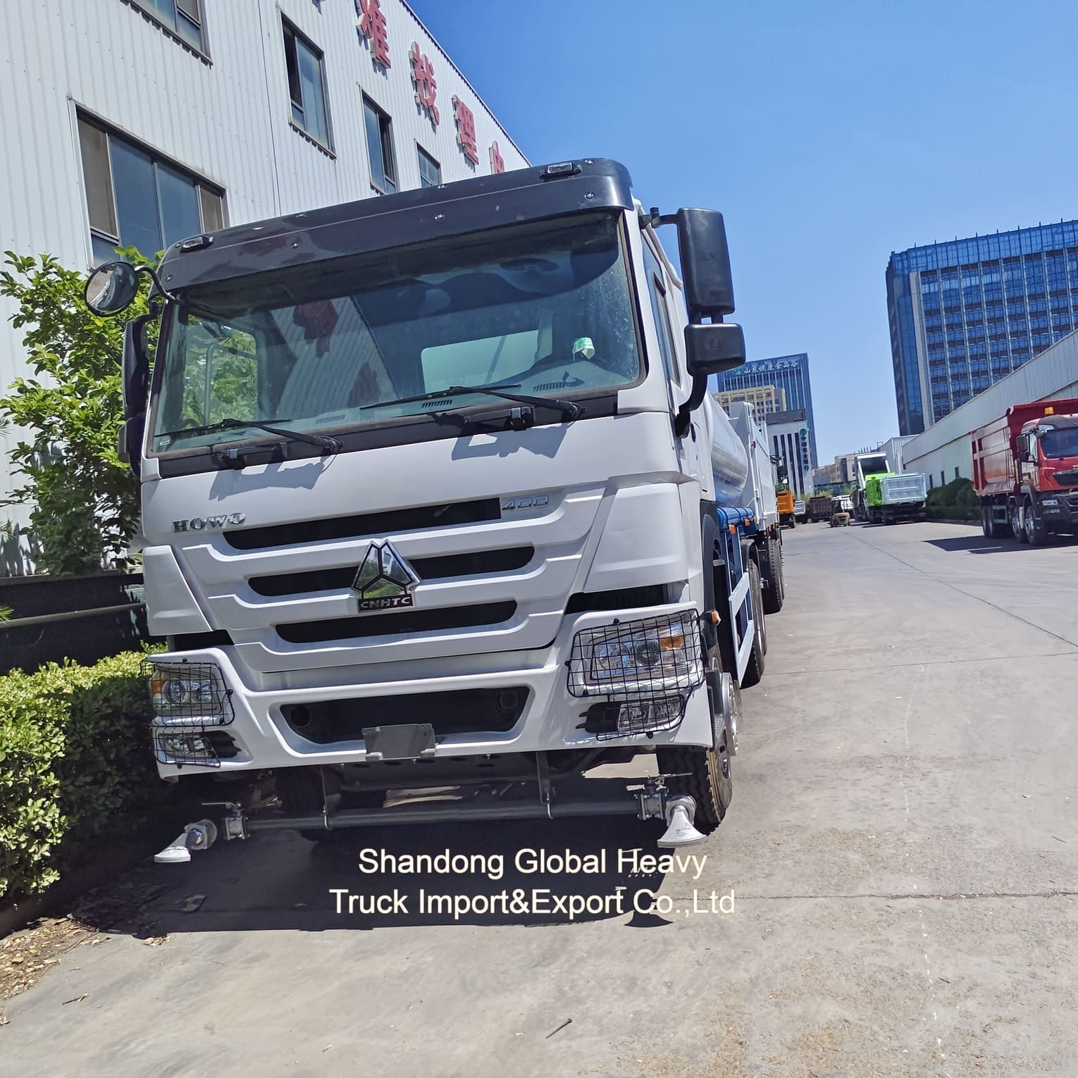 شاحنة ناقلة مياه بسعة 8000 لتر مع خزان من الفولاذ الكربوني ومضخة ذاتية التكرير لصرف الصرف الصحي الحضري