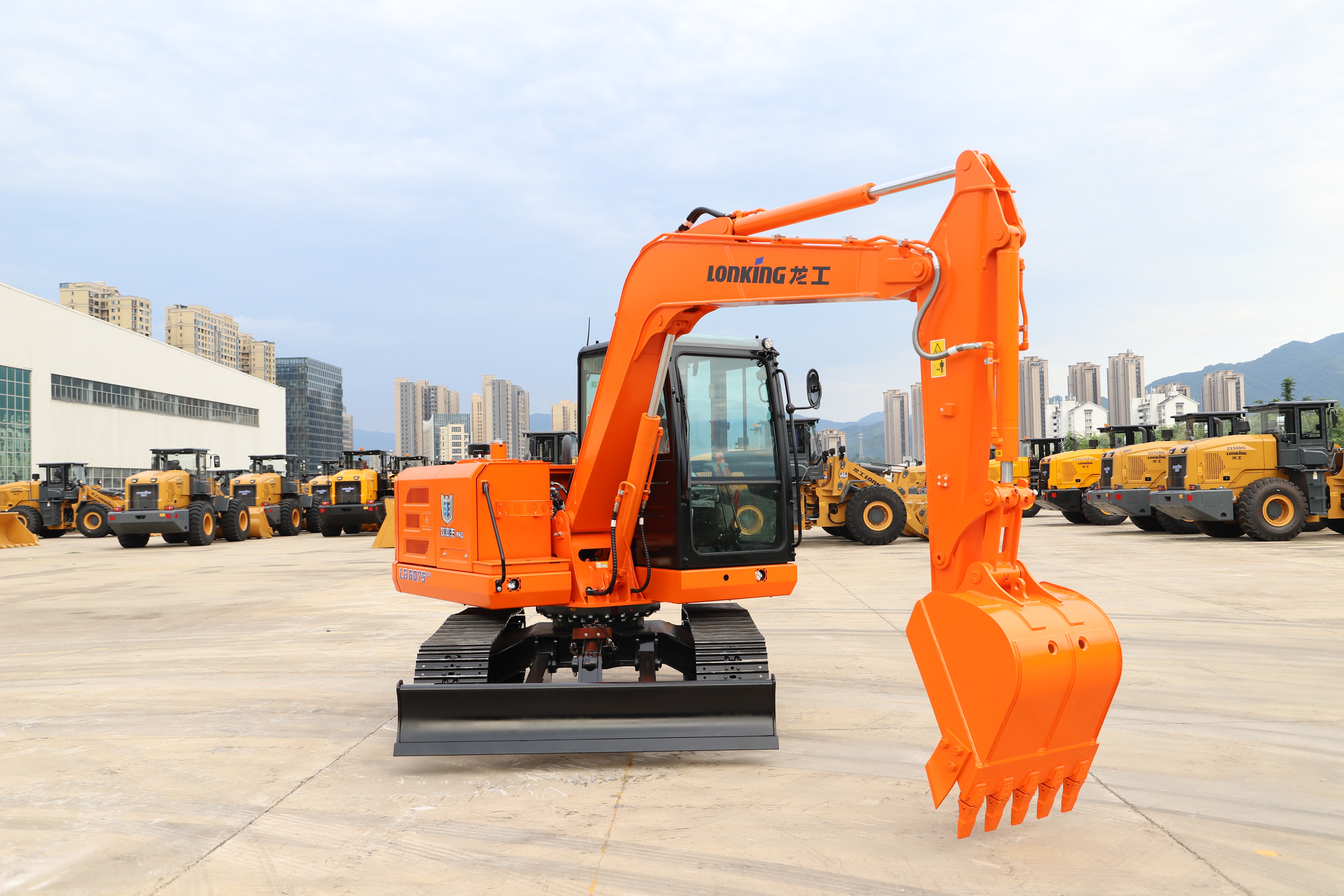 7.68 Ton Hydraulic Crawler Excavator with Enclosed Cab and 0.25-0.30 m³ Bucket Capacity
