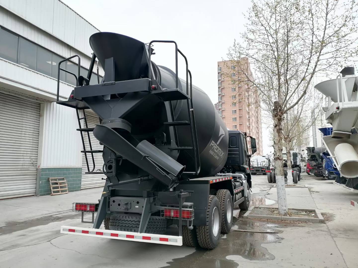 شاحنة مزيج الخرسانة الثقيلة 6 × 4 مع حمولة 30 طن ومحرك 300-400 حصان