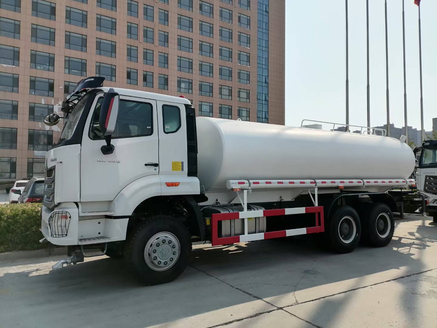 HOWO 10 عجلات شاحنة ناقلة المياه مع 16000L-24000L سعة 6 × 4 نوع القيادة و Sinotruk HOWO هيكل