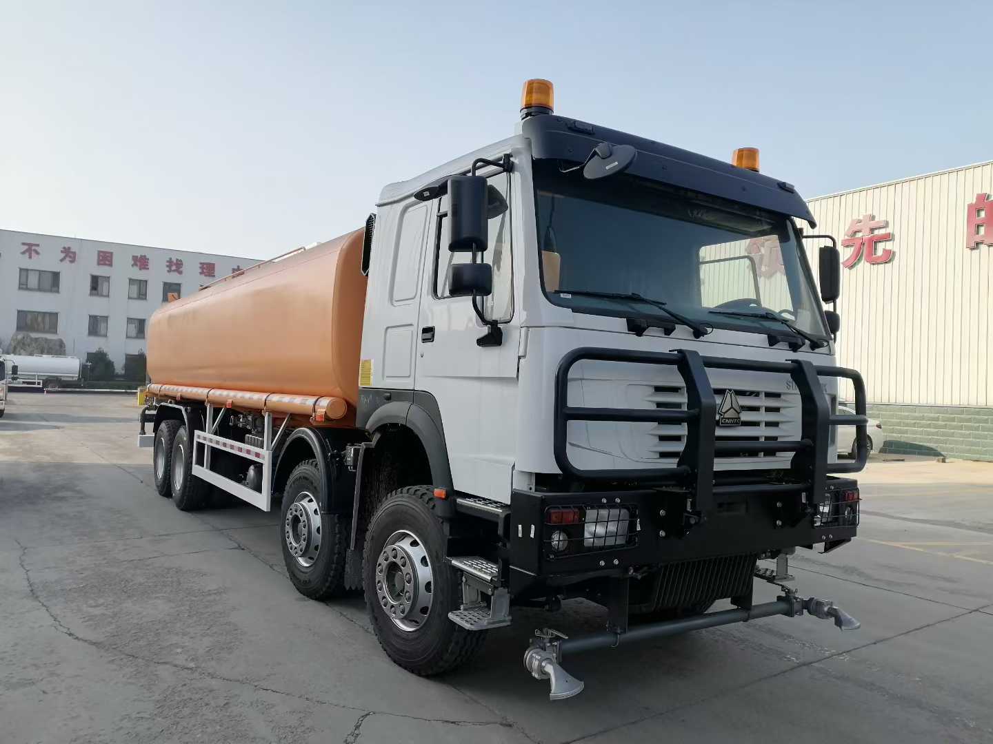 شاحنة صهريج مياه للشرب HOWO Nx 6X4 380HP سعة 25000 لتر مع هيكل مقوى