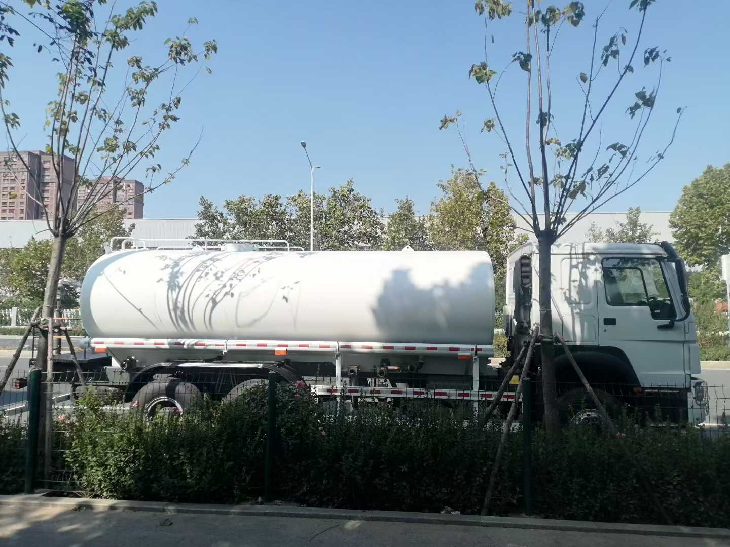 سعر المصنع لشاحنة صهريج المياه HOWO لرش الطرق