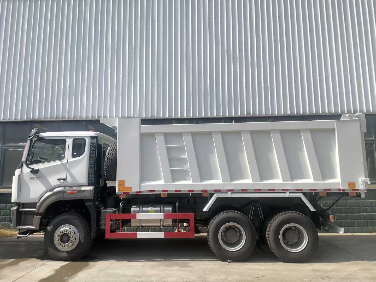 شاحنة قمامة بناء قوية تستخدم سينوتروك HOWO Nx 440HP 6X4 للاحتياجات الثقيلة
