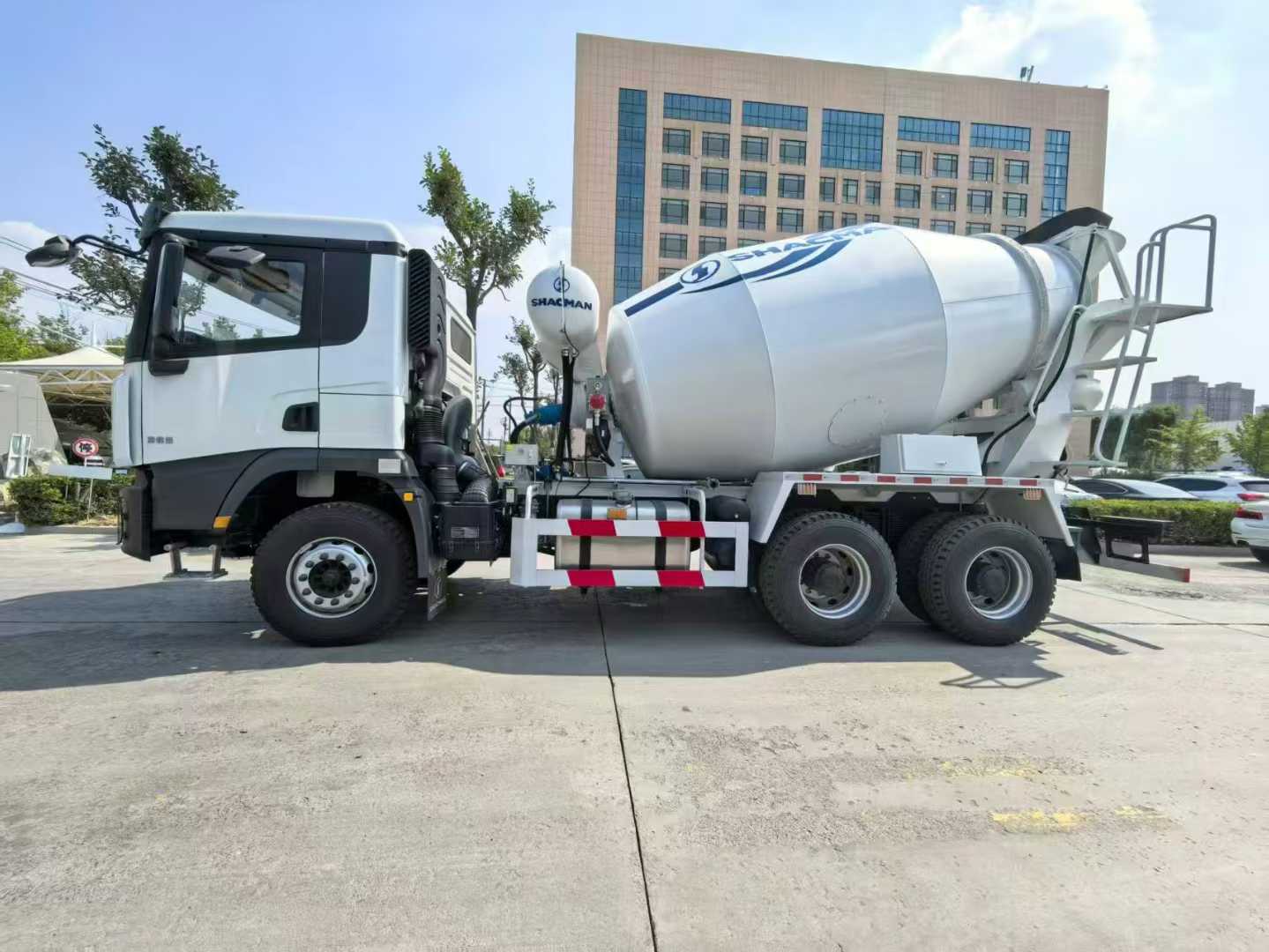 شاحنة مزج الخرسانة ذات الأداء العالي 12 CBM Sinotruk HOWO 6 × 4 Drive 371 HP