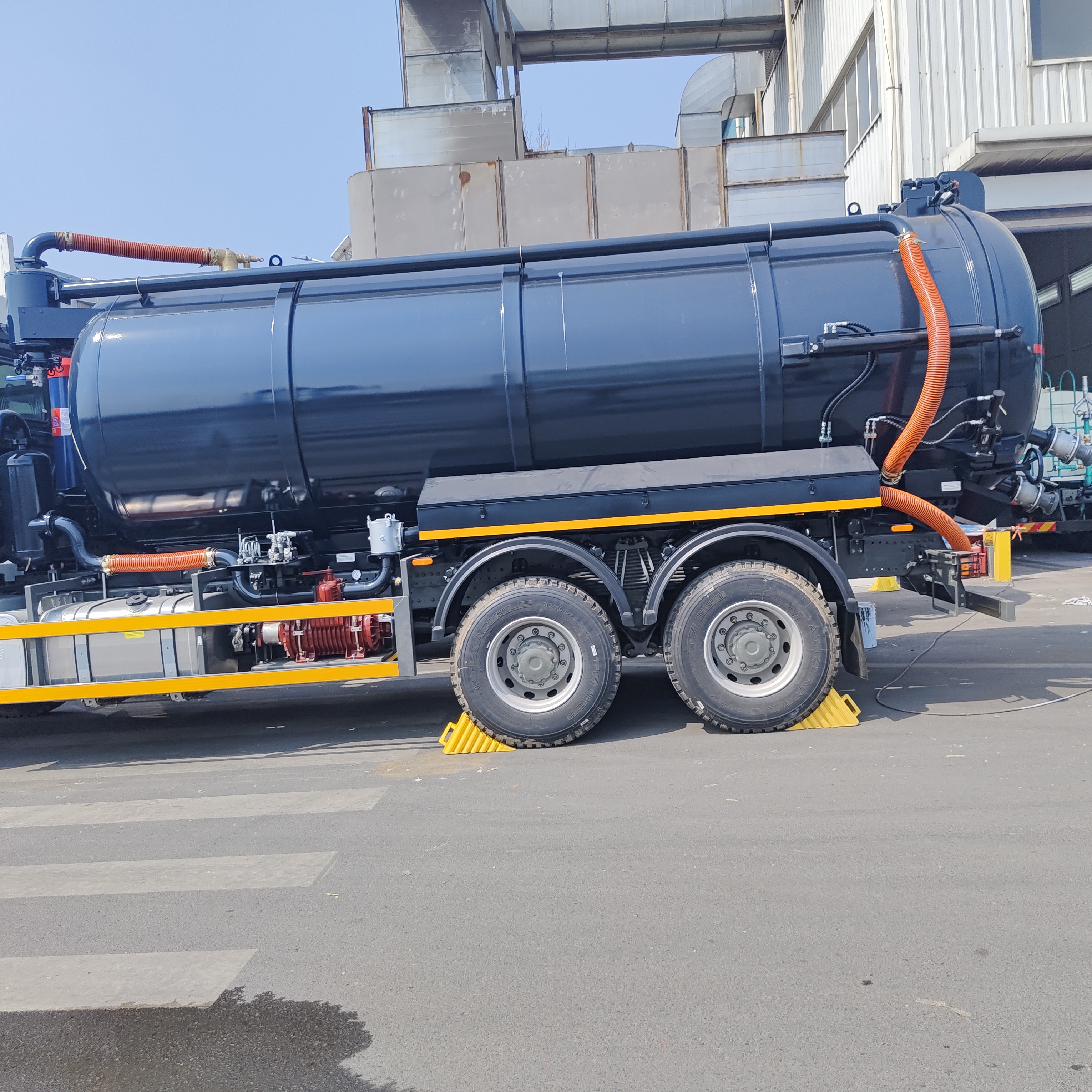 HOWO 15CBM شاحنة شفط مياه الصرف الصحي الفراغية مع محرك 266HP و 6 × 4 محرك لتنظيف خزان السبتيك