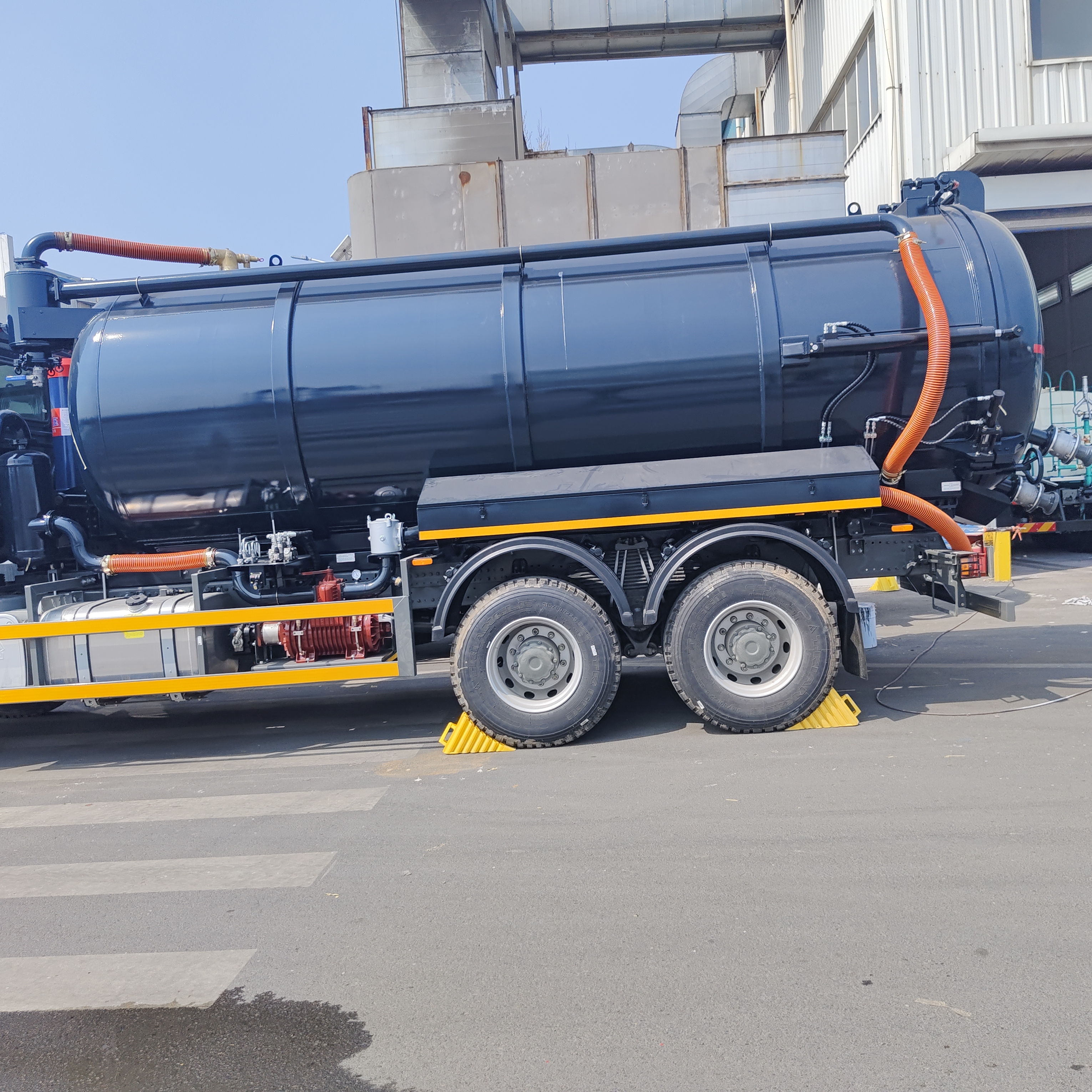 شاحنة شفط مياه الصرف الصحي فراغ HOWO 15CBM مع عجلة قيادة 6 * 4 وقوة حصانية 251-350hp لتنظيف خزان الصرف الصحي