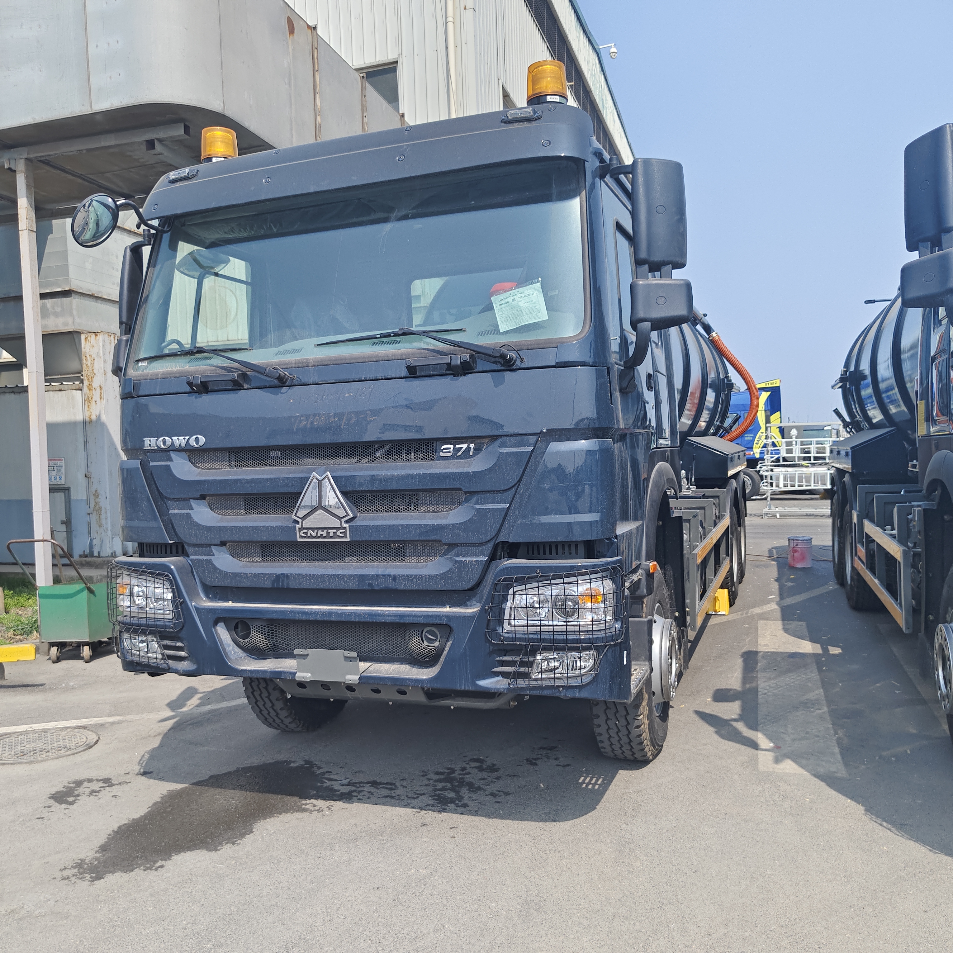 HOWO 15CBM شاحنة شفط مياه الصرف الصحي الفراغية مع 6 × 4 محرك محرك 336HP لتنظيف خزان السبتيك والنفايات الصناعية
