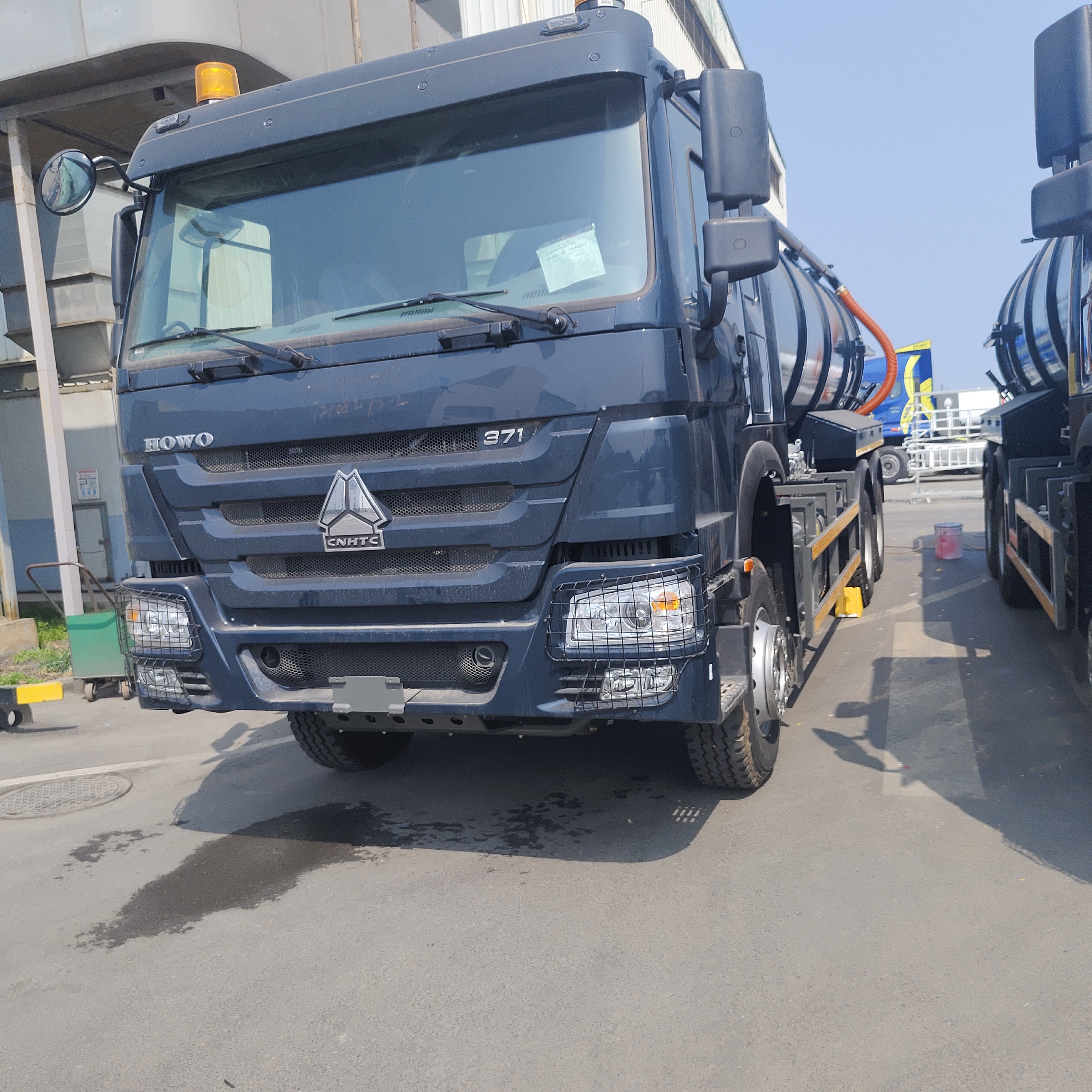 HOWO 15CBM شاحنة شفط مياه الصرف الصحي الفراغية مع 371 حصان و 6 × 4 عجلة محرك لتنظيف النفايات الصناعية