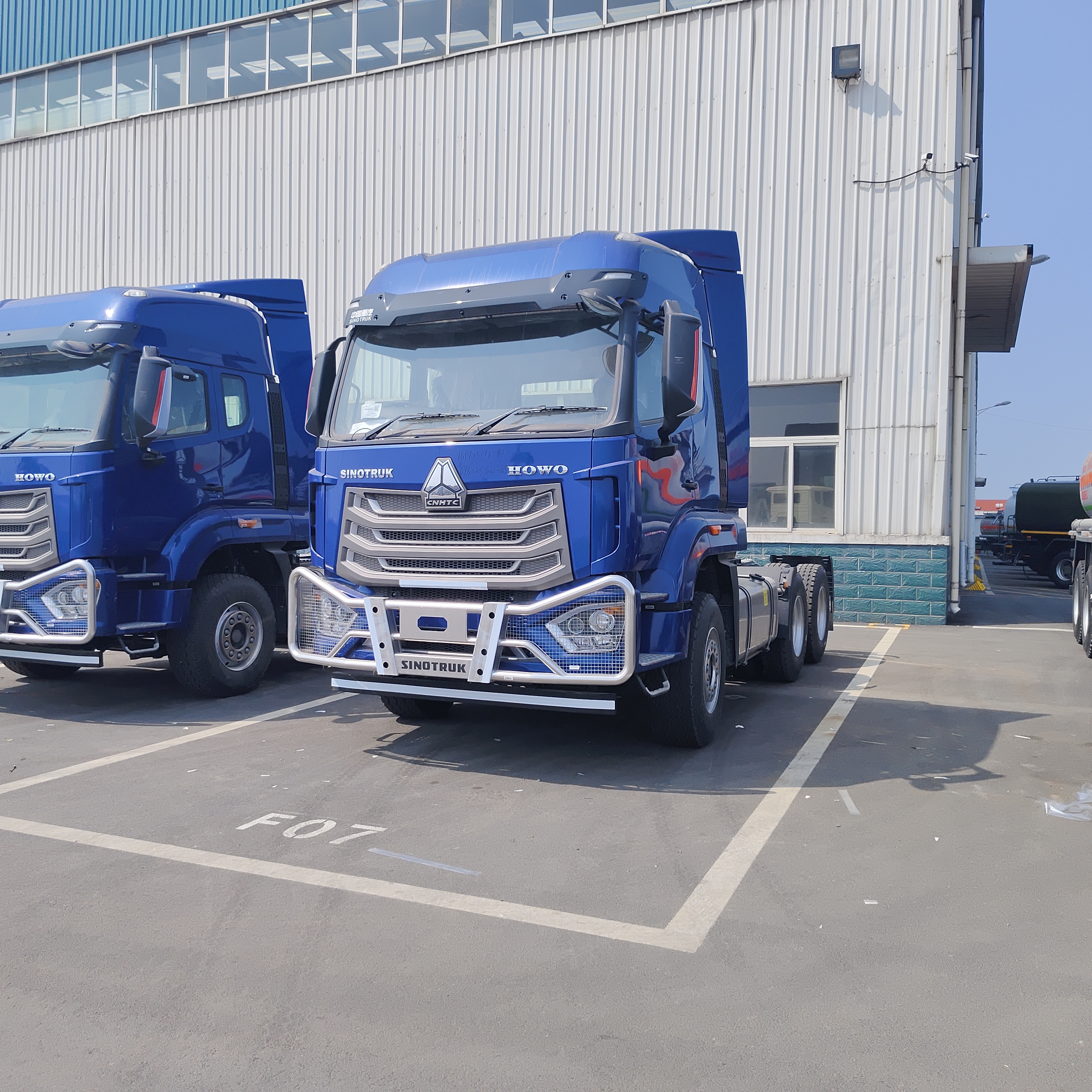 HOWO NX 6 × 4 شاحنة جرار مع محرك 380HP-460HP لنقل البضائع الثقيلة والخدمات اللوجستية لمسافات طويلة