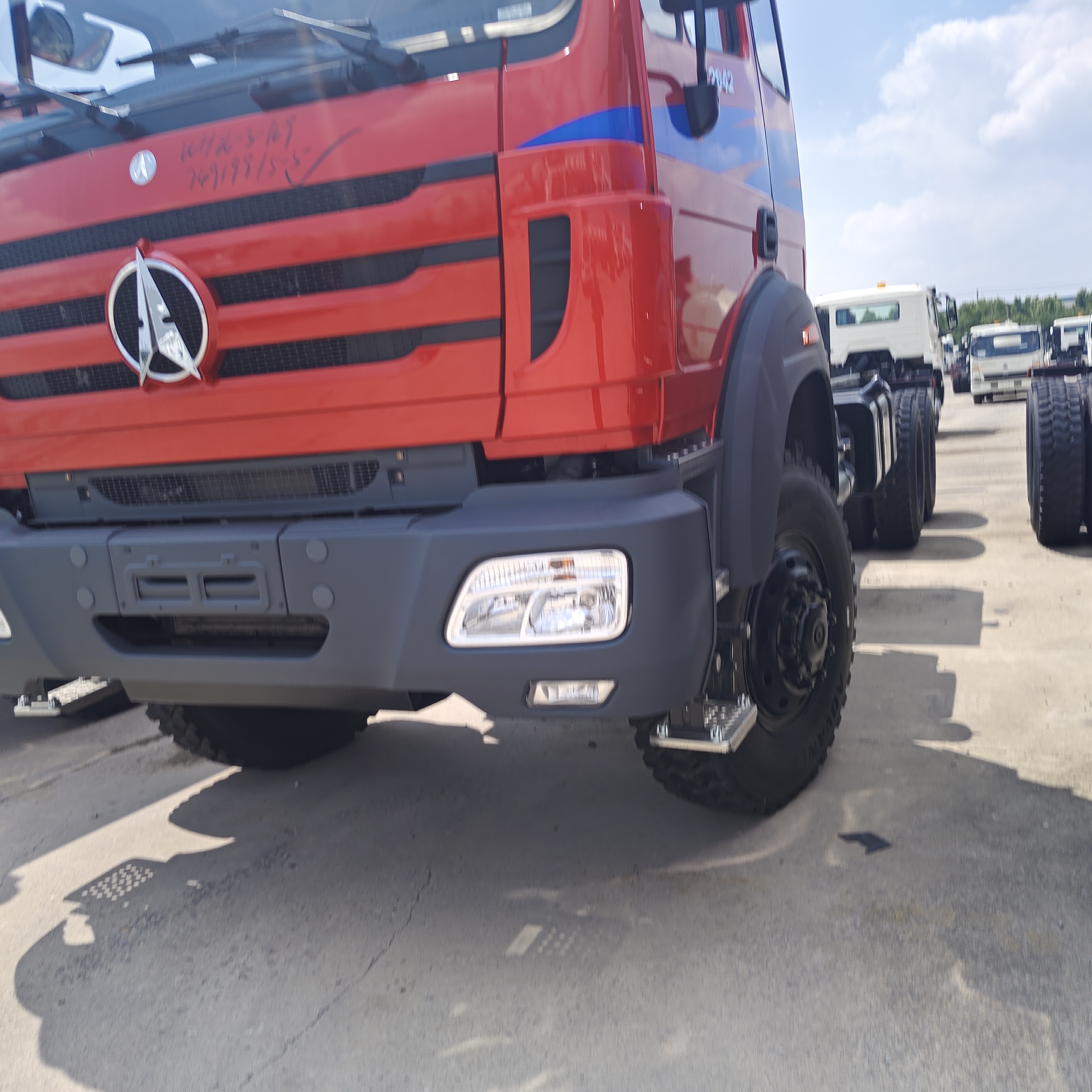 BEIBEN 2642 6 × 4 شاحنة جرار ثقيلة مع محرك 420 حصان ويكاي ومرسيدس-بنز تكنولوجيا الهيكل