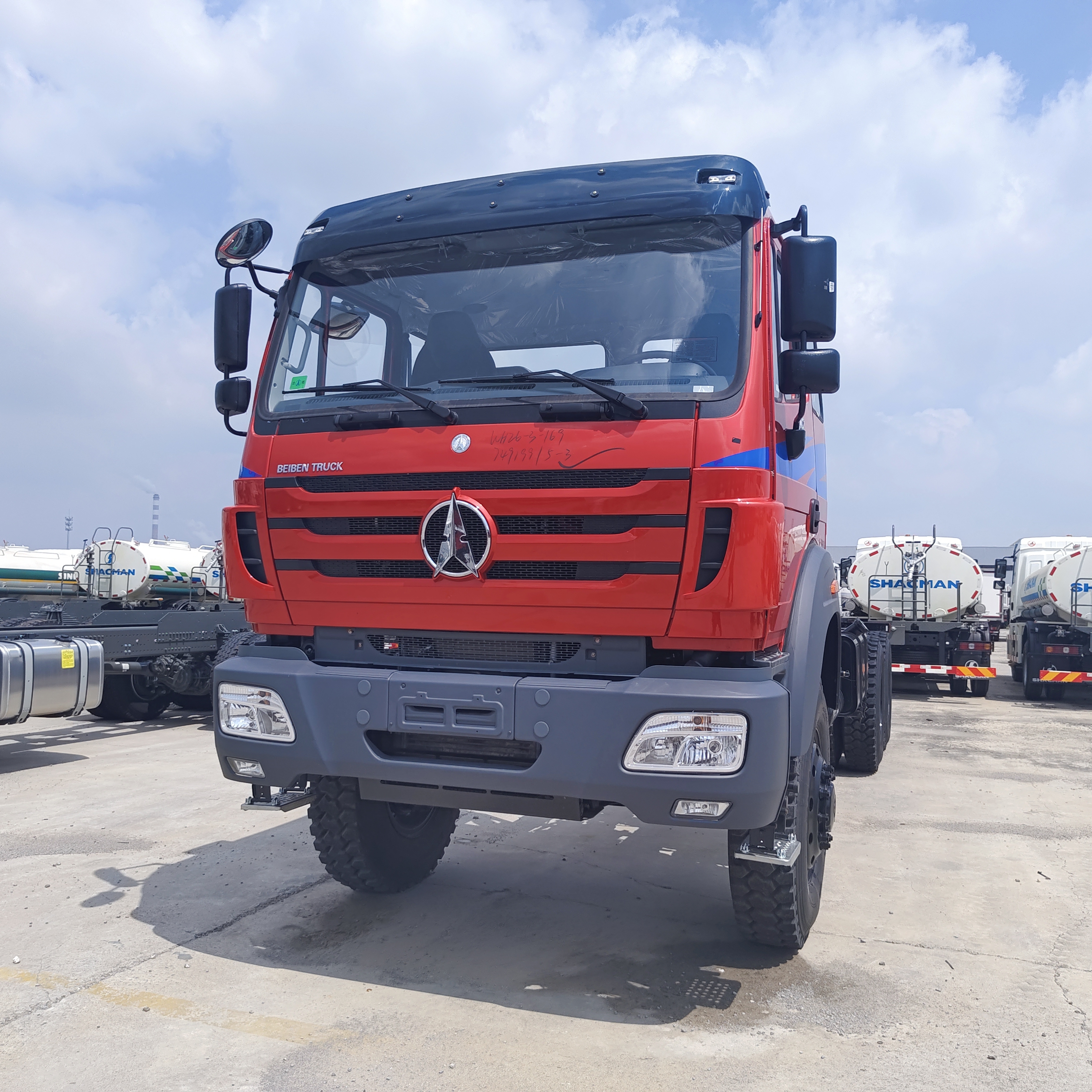 BEIBEN 2638 6 × 6 شاحنة هدر تعدين ثقيلة مع محرك WEICHAI بقوة 380 حصان و 30-35 طن من الحمولة المفيدة للتعدين خارج الطريق