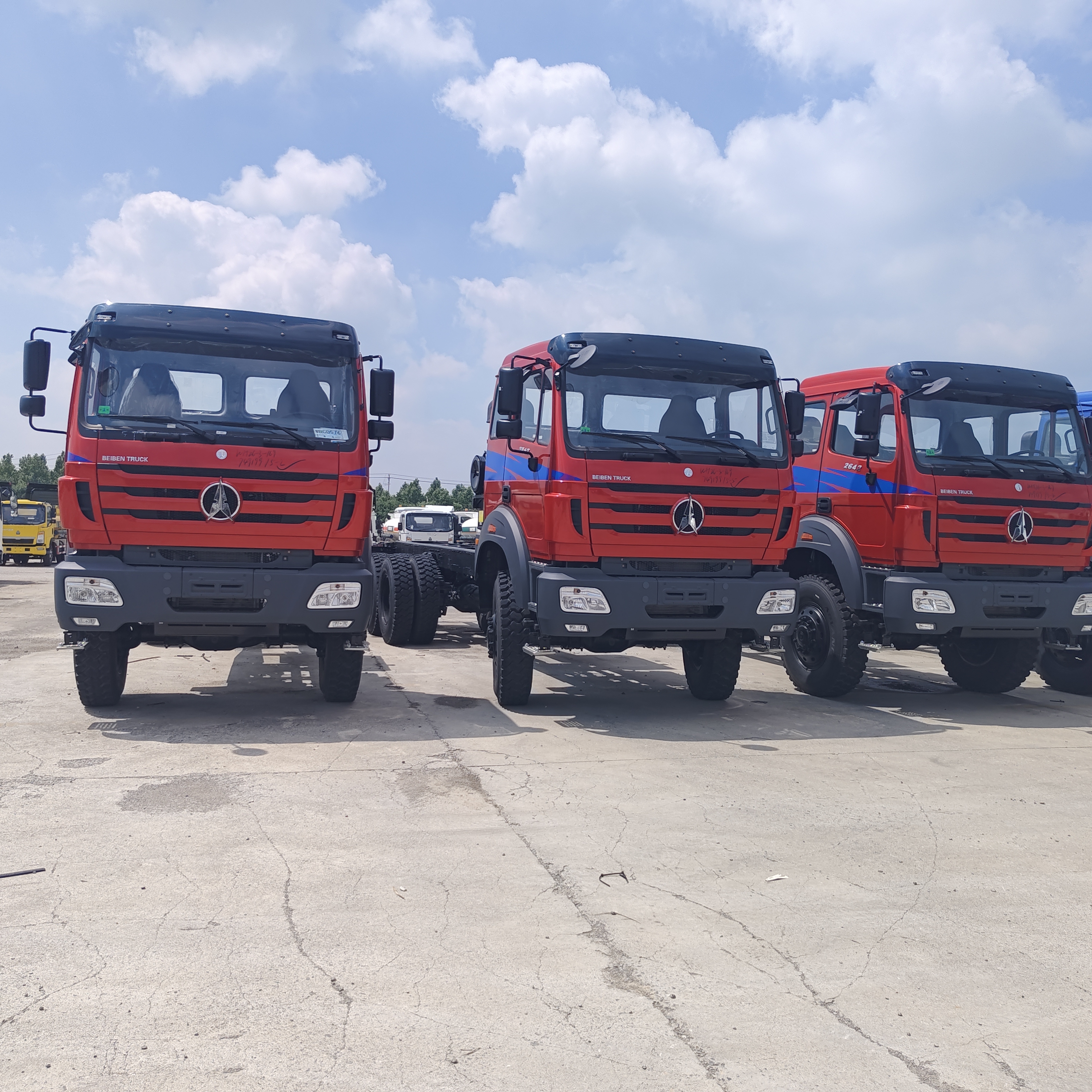 BEIBEN 2642 6 × 4 شاحنة قمامة ثقيلة مع محرك 420HP WEICHAI و 25-35 طن من الحمولة المفيدة للتعدين والبناء