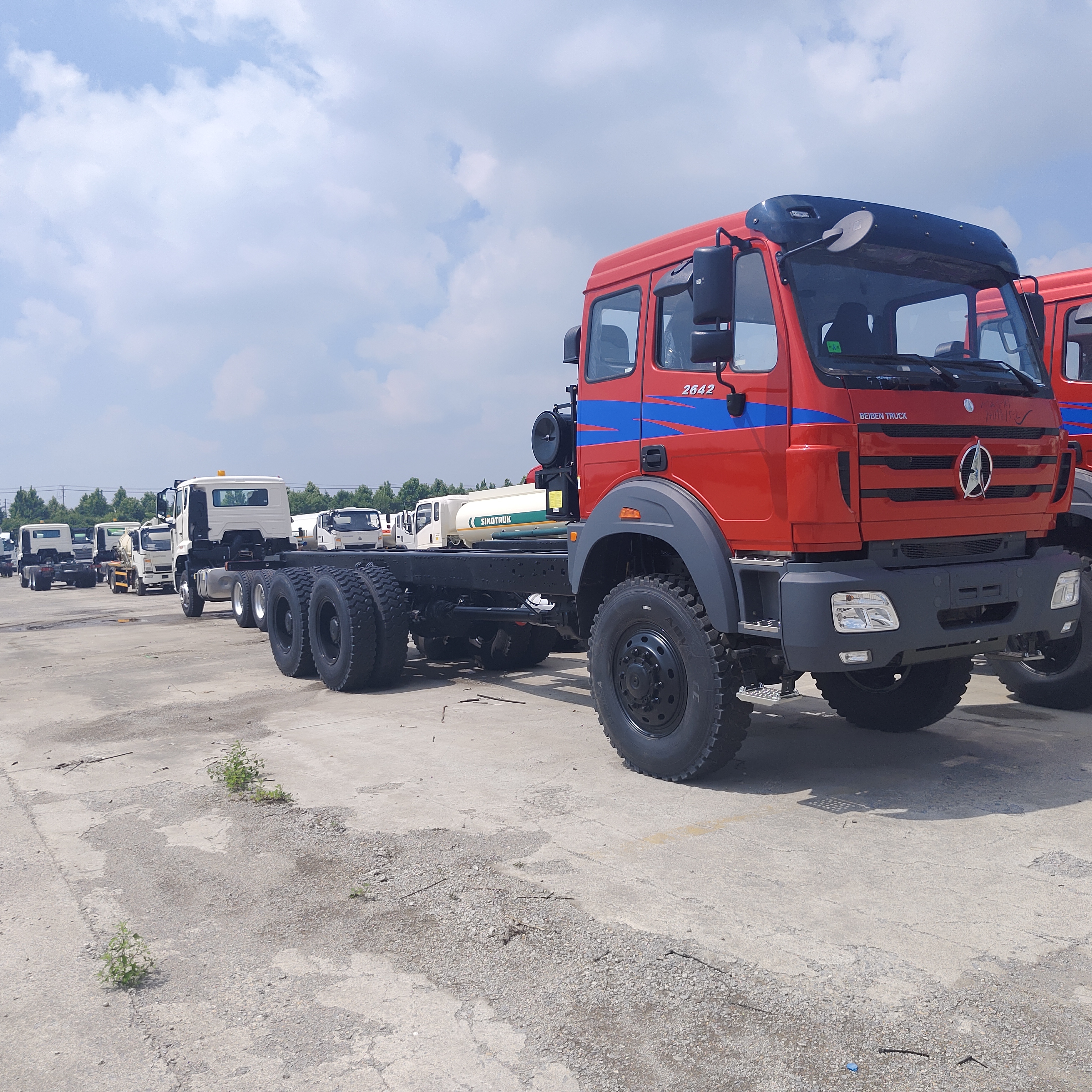 BEIBEN 2648 6 × 4 شاحنة هدر تعدين ثقيلة مع محرك 480HP WEICHAI و 30-40 طن من الحمولة المفيدة لنقل النحاس والكوبالت