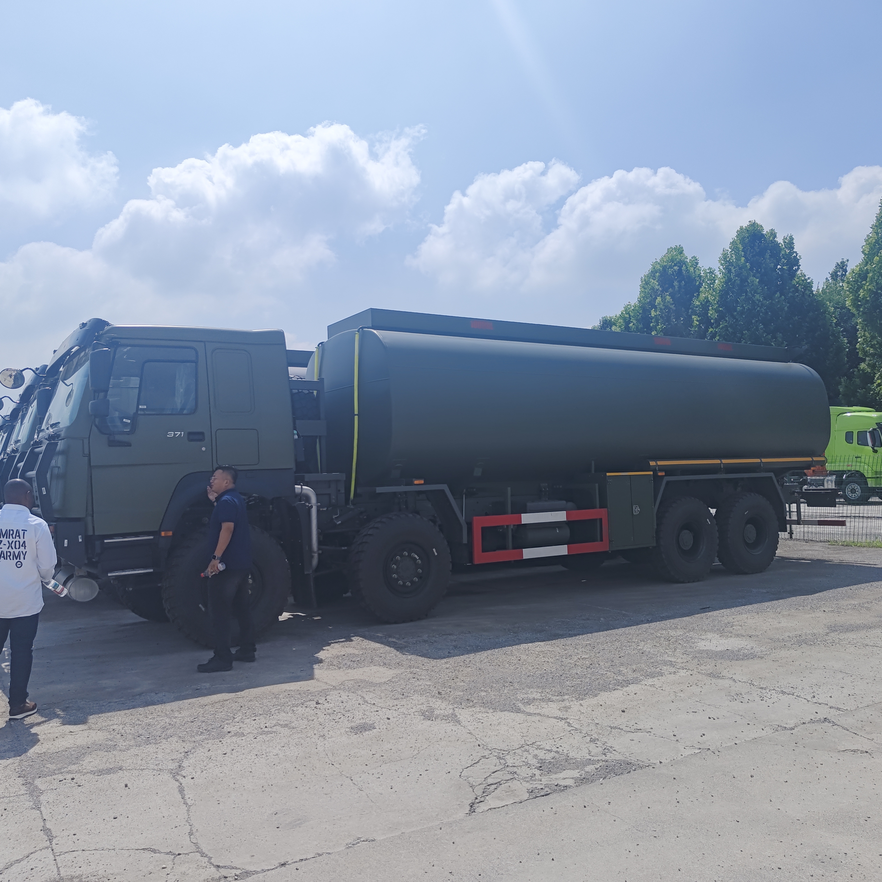 شاحنة خزان الوقود 8 × 8 60000L مع محرك 371HP لنقل الوقود الثقيل