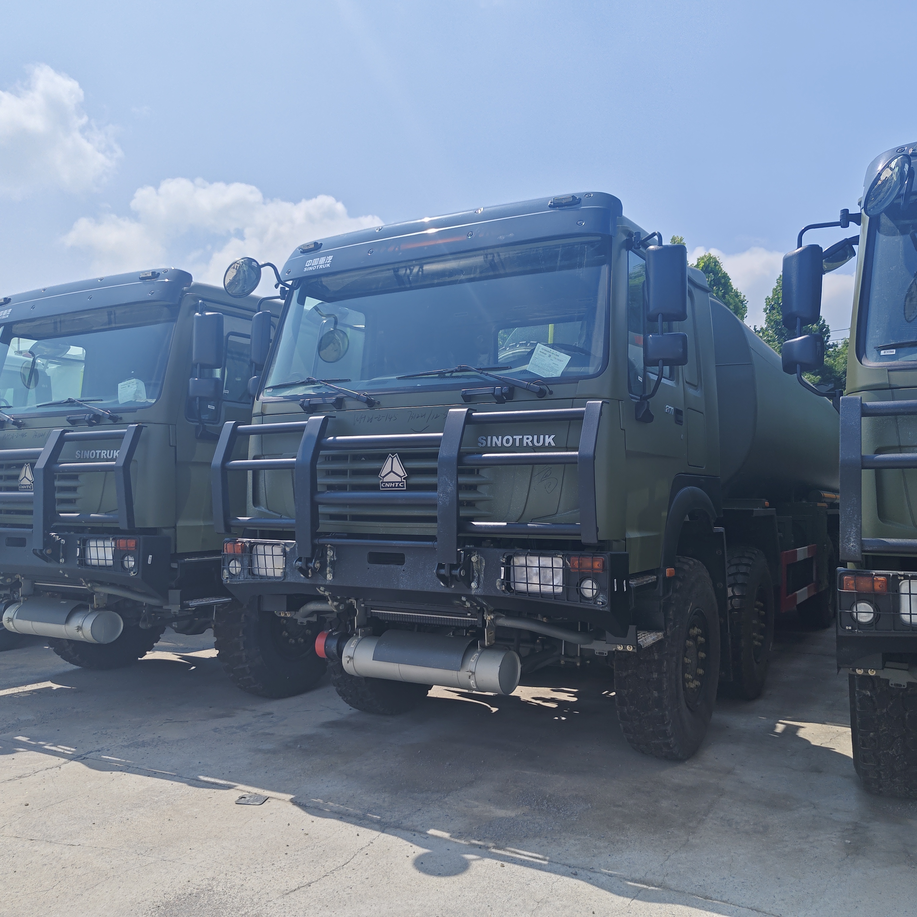 شاحنة خزان الوقود 8 × 8 50,000L مع محرك 371HP و 8 × 8 محرك جميع العجلات للنقل الثقيل للوقود